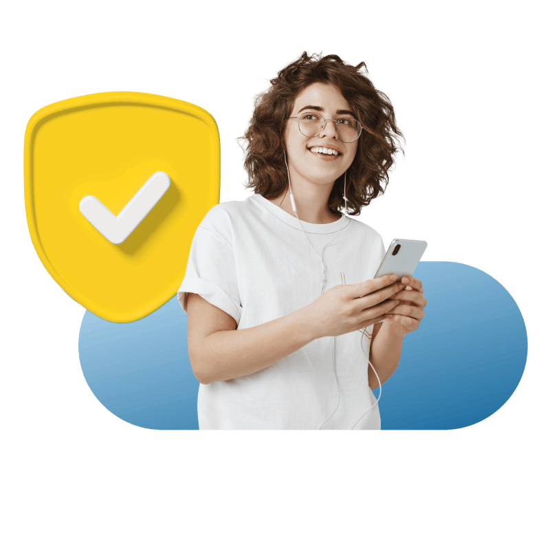 Una mujer muestra un teléfono inteligente adornado con un escudo y una marca de verificación, que representa la seguridad y la verificación en la comunicación digital.