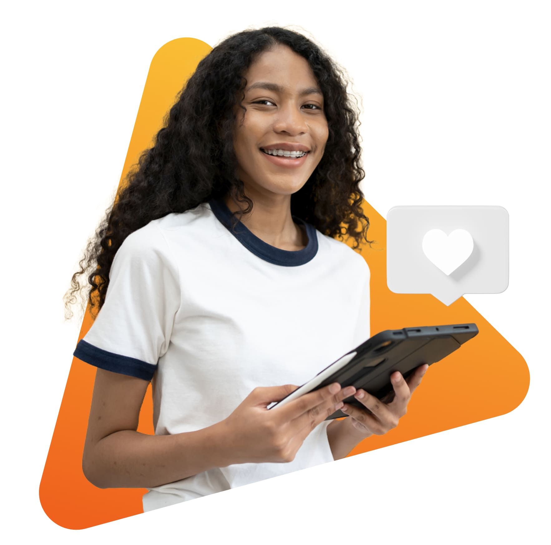 Una mujer sonriente con cabello largo y rizado sostiene una tableta, vestida con una camisa blanca y negra. Un triángulo naranja y un icono de corazón en una burbuja de diálogo están en el fondo.