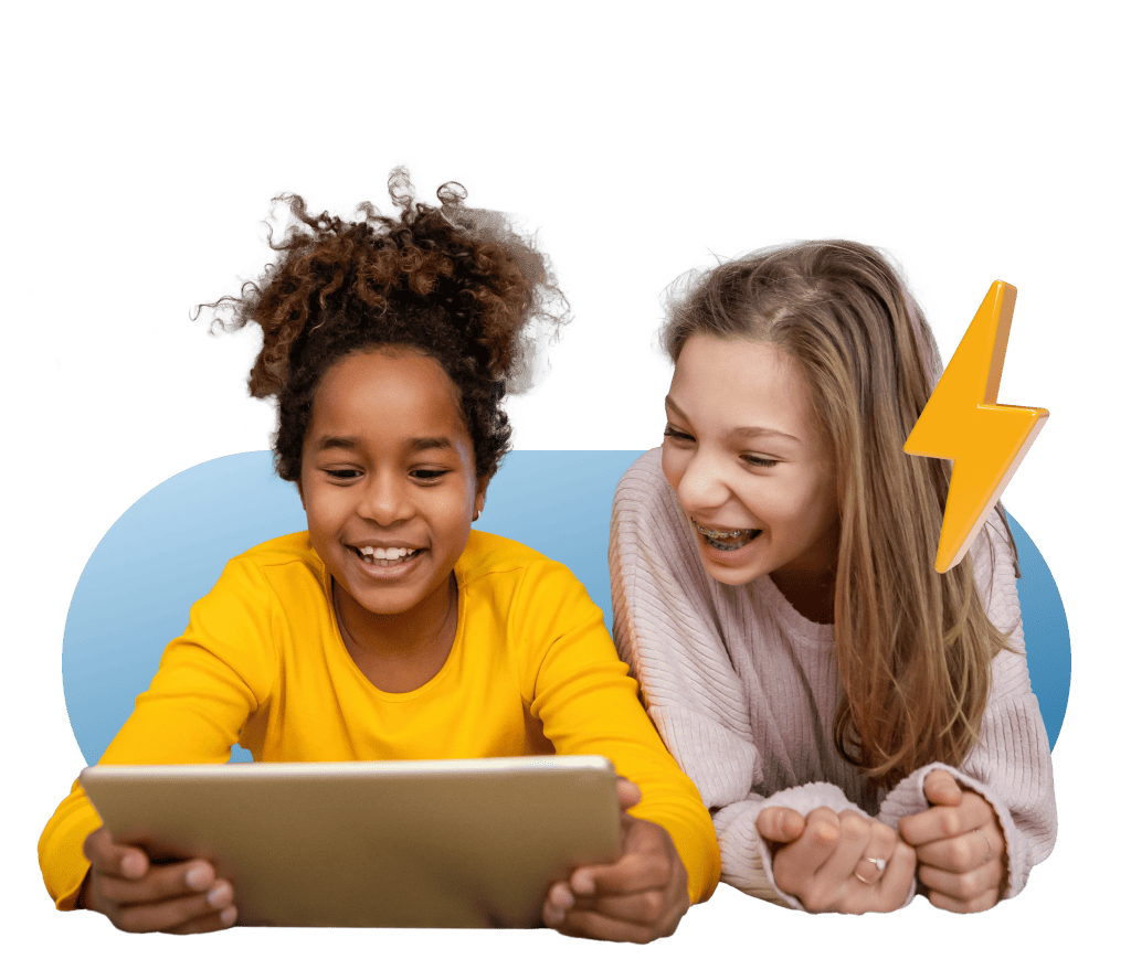 Dos niños sonriendo y mirando una tableta. Uno con una camisa amarilla con cabello rizado, el otro con tirantes, un gráfico de rayo cerca, sobre un fondo azul.