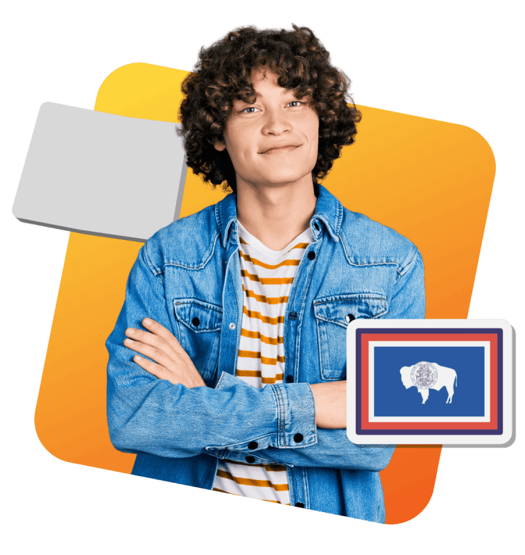 Un niño con cabello rizado con una chaqueta de mezclilla azul se para frente a una bandera con un diseño de bisonte.