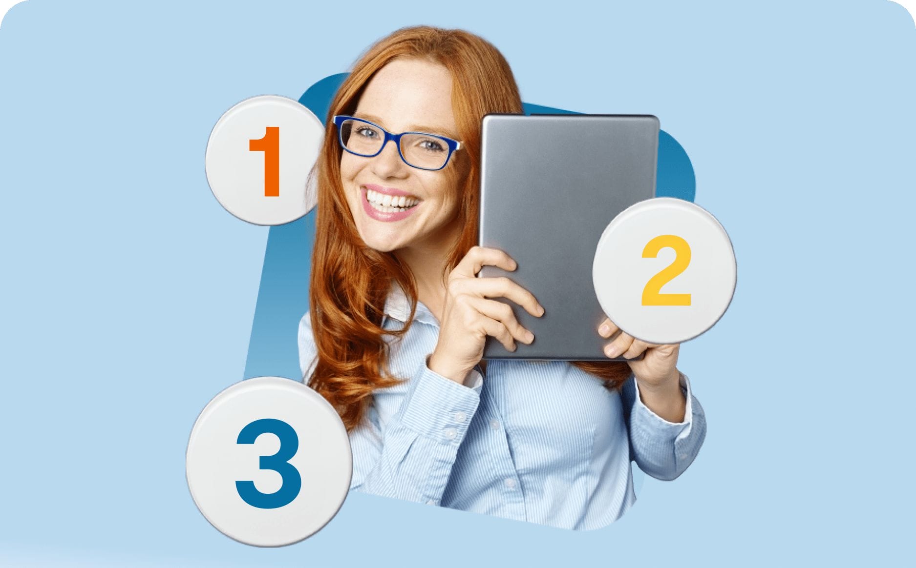 Mujer sonriente con cabello rojo, con gafas, sosteniendo una tableta. Los números 1, 2, 3 en círculos de colores flotan a su alrededor sobre un fondo azul claro.