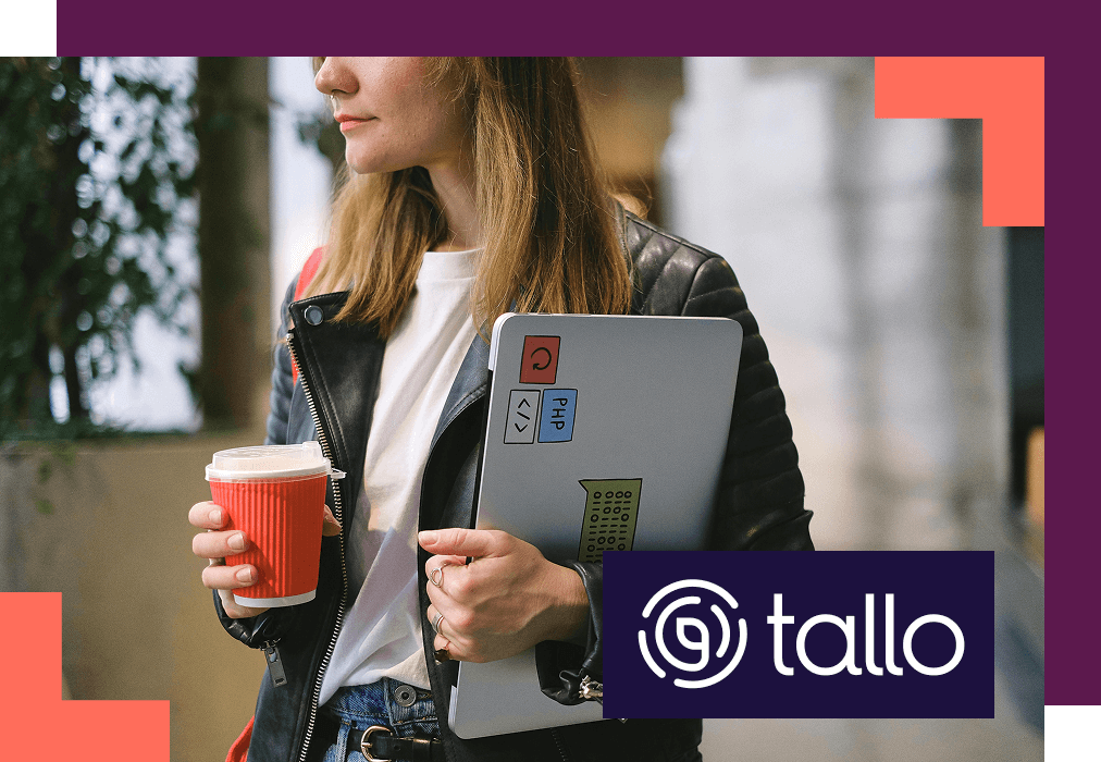 Una mujer con una chaqueta de cuero sostiene una computadora portátil con pegatinas tecnológicas y una taza de café roja, caminando dentro. El logotipo de Tallo se superpone a la imagen, sugiriendo un tema tecnológico.