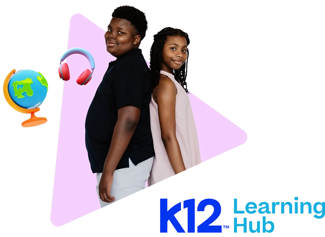 Dos niños están de pie espalda con espalda, sonriendo dentro de un triángulo rosa. Un globo terráqueo y auriculares son iconos cercanos. "K12 Learning Hub" está en texto azul en la parte inferior.