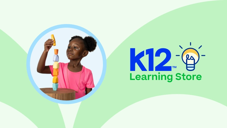 Una niña apila bloques de madera de colores junto al logotipo de K12 Learning Store y un ícono de bombilla sobre un fondo verde.